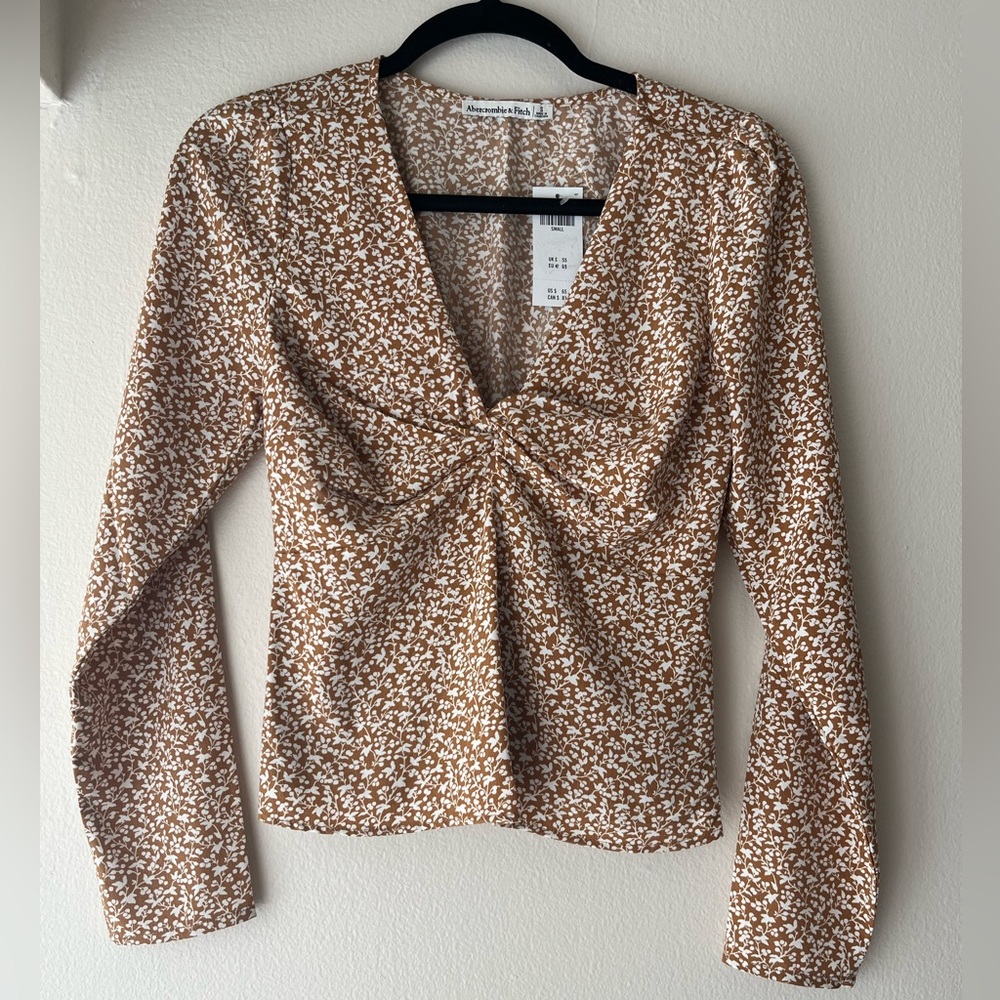 Brand NEW! Never worn! Abercrombie blouse! long sleeves/twist front